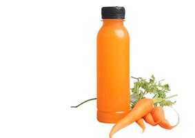 carota succo nel un' chiaro plastica bottiglia. salutare bere. foto