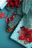 poinsettia e Natale i regali piatto posare con pino alberi e stelle decorazione superiore Visualizza. verticale foto