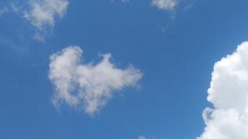 Visualizza di blu cielo e bianca nuvole foto