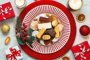 superiore Visualizza di torrone Natale dolci, mantecados e polvoroni su un' piatto con Natale ornamenti. assortimento di Natale dolci tipico nel Spagna foto