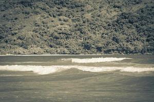 onde forti praia lopes mendes spiaggia ilha grande island brasile. foto