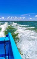barca viaggio velocità barca traghetto a partire dal chiquila per holbox Messico. foto