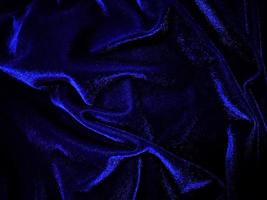struttura del tessuto di velluto blu utilizzata come sfondo. sfondo di tessuto blu vuoto di materiale tessile morbido e liscio. c'è spazio per il testo. foto