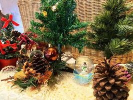 Natale e nuovo anno sfondo consistente di pino alberi, pupazzi di neve, regalo scatole, Usato per grafica, disegni, con spazio per testo. foto