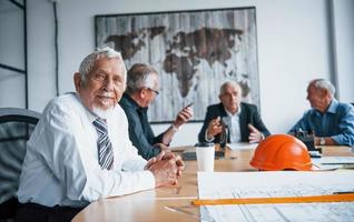anziano squadra di anziano uomo d'affari architetti avere un' incontro nel il ufficio foto