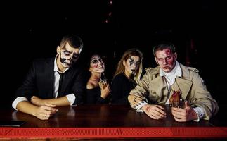 amici è su il tematico Halloween festa nel pauroso trucco e costumi foto