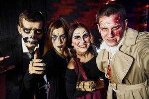 amici è su il tematico Halloween festa nel pauroso trucco e costumi foto