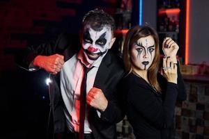 amici è su il tematico Halloween festa nel pauroso trucco e costumi foto