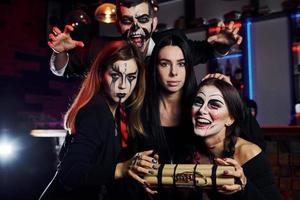 mostrando bomba. amici è su il tematico Halloween festa nel pauroso trucco e costumi foto