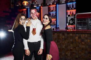 amici è su il tematico Halloween festa nel pauroso trucco e costumi foto