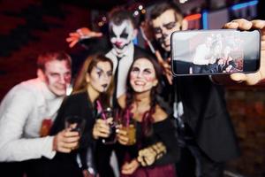 amici è su il tematico Halloween festa nel pauroso trucco e costumi foto