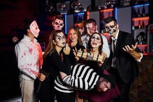 amici è su il tematico Halloween festa nel pauroso trucco e costumi foto