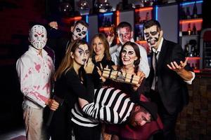 amici è su il tematico Halloween festa nel pauroso trucco e costumi foto