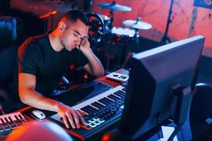 suono ingegnere Lavorando e miscelazione musica in casa nel il studio foto