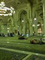 Mecca, Arabia arabia, nov 2022 - bellissimo Visualizza di decorativo archi, pilastri e lampadari nel il interno di Masjid al-haram, Mecca, Arabia arabia. foto