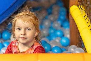 ritratto di un' poco bambino piccolo ragazza con rosso capelli nel un' sala da ballo foto