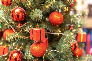 Natale albero decorato con rosso palla e regalo scatole. sfondo con bokeh. nuovo anno foto