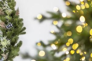 Natale con abete albero e festivo bokeh illuminazione, sfocato vacanza sfondo foto