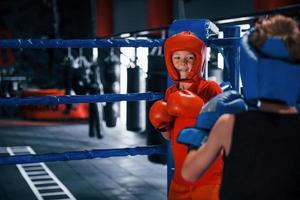 Due ragazzi nel protettivo attrezzatura avere sparring e combattente su il boxe squillare foto