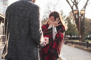 tempo per regali. Tenere regalo scatola. asiatico ragazza con sua caucasico fidanzato foto