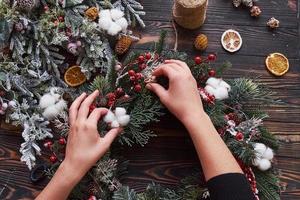 mani assunzione cura di ornamento. superiore Visualizza di Natale festivo telaio con nuovo anno decorazioni foto