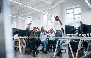 persone parlando e Lavorando insieme nel il moderno ufficio vicino computer foto