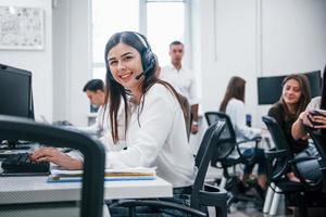 dentro di chiamata centro. giovane attività commerciale persone Lavorando insieme nel il moderno ufficio foto