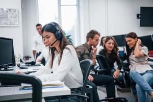 dentro di chiamata centro. giovane attività commerciale persone Lavorando insieme nel il moderno ufficio foto