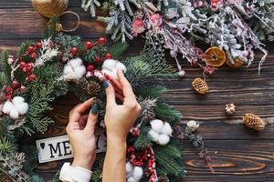 donna assunzione cura di ornamento. superiore Visualizza di Natale festivo telaio con nuovo anno decorazioni foto