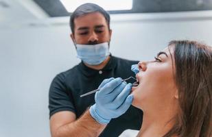 giovane adulto donna avere un' visitare nel il dentista clinica. concezione di stomatologia foto