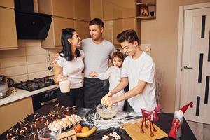 contento famiglia avere divertimento su il cucina e preparazione cibo foto