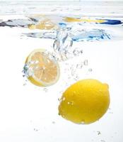 Limone nel il acqua foto