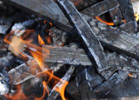 carboni ardenti nel fuoco foto