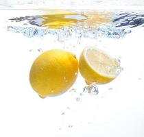 Limone nel il acqua foto