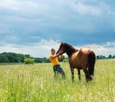 giovane uomo e cavallo foto