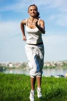 sport ragazza nel il parco foto