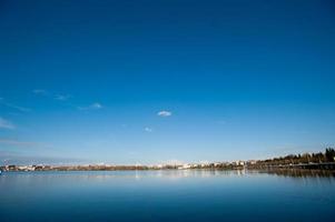 città con blu cielo foto