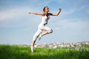 sport ragazza nel il parco foto