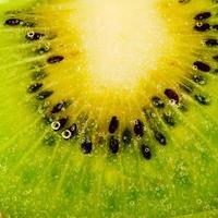 affettato Kiwi con bolle foto