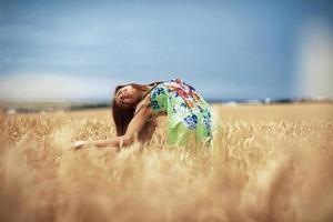 ragazza nel Grano prato foto