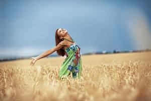 ragazza nel Grano prato foto