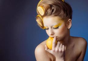 donna con frutta nel capelli foto