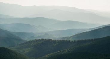 vista delle montagne nebbiose nebbia in autunno foto