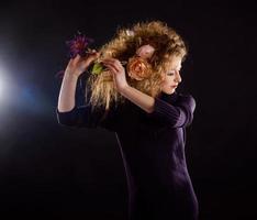 ragazza con i capelli ricci foto