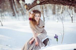 bellissimo ragazza nel il inverno foresta foto