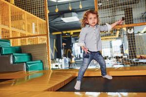 bambino nel casuale Abiti avere divertimento nel stanza dei giochi a fine settimana tempo foto