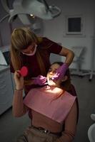 poco ragazza visitare dentista nel clinica. concezione di stomatologia foto