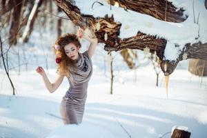 bellissimo ragazza nel il inverno foresta foto