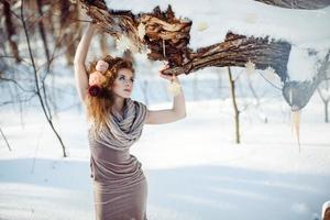 bellissimo ragazza nel il inverno foresta foto