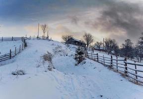 paesaggio invernale in montagna foto